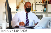 Businessman in protective mask makes notes in the document. Стоковое видео, видеограф Яков Филимонов / Фотобанк Лори