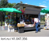 Торговля печатной продукцией. Улица 1-й Поперечный проезд. Останкинский район. Город Москва (2014 год). Редакционное фото, фотограф lana1501 / Фотобанк Лори