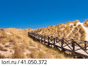 Пешая тропа рядом с пляжем Кала-Мескида на острове Майорка. Стоковое фото, фотограф Александр Салук / Фотобанк Лори