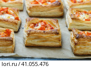 Слойки с помидорами и сыром. Стоковое фото, фотограф Виктория Панченко / Фотобанк Лори