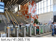 Moscow, Russia - Aug 21. 2023. Turnstiles at the Zelenograd-Kryukovo station D3 of the surface metro diameter. Редакционное фото, фотограф Володина Ольга / Фотобанк Лори
