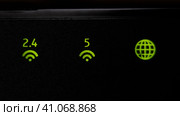 Мигание индикаторов 2,4 и 5 ГГц Wi-Fi роутера или маршрутизатора. Беспроводное подключение к Интернету. Стоковое видео, видеограф Евгений Ковальский / Фотобанк Лори