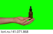 Female hands testing natural oil cosmetics on a chroma green screen background. Dropper glass Bottle with pipette. Spa. Beauty products. Skincare, recommend, makeup advertising. Chromakey, keying. Стоковое видео, видеограф Марина Демидюк / Фотобанк Лори