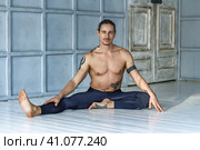 Мужчина-йог с обнажённым торсом. Стоковое фото, фотограф Elena Kotova / Фотобанк Лори