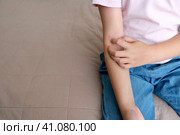 The child applies a special cream to atopic skin. Dermatitis, diathesis, allergy on the child's body. Стоковое фото, фотограф Терехова Марина / Фотобанк Лори