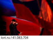 Музыкант, лидер рок-группы "СерьГа" Сергей Галанинво время выступления на сцене стадиона спортивного комплекса Лужники в День флага России, в городе Москве, Россия (2023 год). Редакционное фото, фотограф Николай Винокуров / Фотобанк Лори