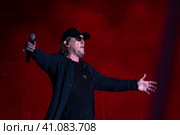Музыкант, лидер рок-группы "СерьГа" Сергей Галанинво время выступления на сцене стадиона спортивного комплекса Лужники в День флага России, в городе Москве, Россия (2023 год). Редакционное фото, фотограф Николай Винокуров / Фотобанк Лори