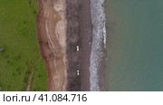 Крутой высокий скалистый берег северного моря. Живописный вид на море с водопадом на горе. Красивая природа острова Сахалин в России. Стоковое видео, видеограф Денисова Виктория / Фотобанк Лори