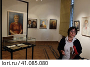 Искусствовед Надежда Мусянкова  дает интервью журналистам (2023 год). Редакционное фото, фотограф Дмитрий Неумоин / Фотобанк Лори