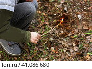 Ребенок поджигает листву./ Child sets fire to the foliage. Стоковое фото, фотограф Наталья Баранова / Фотобанк Лори