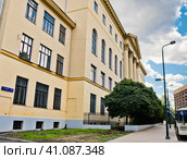Улица Казакова, дом 16, строение 1. Летний день. Москва (2023 год). Редакционное фото, фотограф E. O. / Фотобанк Лори