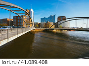 Hamburg, Germany - May 17, 2018: Niederbaumbrucke Bridge in HafenCity, Hamburg, Germany. Стоковое фото, фотограф Igor Tichonow / Фотобанк Лори