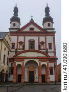 CHOMUTOV, CZECH REPUBLIC - DECEMBER 04, 2022: Pre-Christmas streets of the old town. Church of Saint Ignatius. Редакционное фото, фотограф Sergey Kohl / Фотобанк Лори