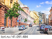 Улица Кузнецкий мост и старинные здания, Москва (2023 год). Редакционное фото, фотограф Baturina Yuliya / Фотобанк Лори