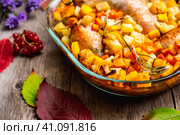 Осеннее блюдо. Запеченная курица с осенними овощами, картофелем, тыквой и морковью в стеклянной емкости. Малая глубина резкости. Стоковое фото, фотограф Андрей Пустякин / Фотобанк Лори