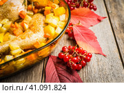 Осеннее блюдо. Запеченная курица с осенними овощами, картофелем, тыквой и морковью в стеклянной емкости. Малая глубина резкости. Стоковое фото, фотограф Андрей Пустякин / Фотобанк Лори