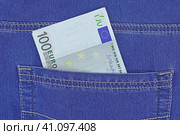 Купюры евро в кармане джинсов. Euro banknotes in blue jeans back pocket. Стоковое фото, фотограф Татьяна Д / Фотобанк Лори