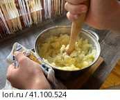 Картофельное пюре в кастрюле. Человек говорит обед из картошки. мять картошку. Стоковое фото, фотограф Денисова Виктория / Фотобанк Лори