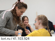 "Прикасаемые" спектакль слепоглухих актёров театра "Наций" на ВДНХ, артисты перед началом спектакля в гримёрной слева Екатерина Сахно и Алёна Капустьян (2023 год). Редакционное фото, фотограф Дмитрий Неумоин / Фотобанк Лори