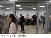 "Прикасаемые" спектакль слепоглухих актёров театра "Наций" на ВДНХ, артисты перед началом спектакля в гримёрной (2023 год). Редакционное фото, фотограф Дмитрий Неумоин / Фотобанк Лори