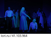 "Прикасаемые" спектакль слепоглухих актёров театра "Наций" на ВДНХ (2023 год). Редакционное фото, фотограф Дмитрий Неумоин / Фотобанк Лори