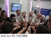 "Прикасаемые" спектакль слепоглухих актёров театра "Наций" на ВДНХ, артисты перед началом спектакля (2023 год). Редакционное фото, фотограф Дмитрий Неумоин / Фотобанк Лори