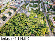 Парк посреди городской застройки (Парк Кулибина, Нижний Новгород) с дрона (2022 год). Стоковое фото, фотограф Илья Старков / Фотобанк Лори