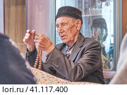 Mullah talking counting rosary at rural house. Стоковое фото, фотограф Ирина Кононова / Фотобанк Лори