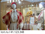 Выставка народного костюма в магазине белорусского трикотажа в павильоне Беларусь на ВДНХ в городе Москве, Россия (2023 год). Редакционное фото, фотограф Pukhov K / Фотобанк Лори