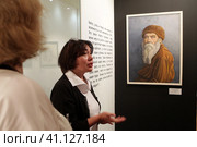 Искусствовед Надежда Мусянкова  дает интервью журналистам (2023 год). Редакционное фото, фотограф Дмитрий Неумоин / Фотобанк Лори