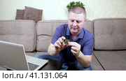 A man shows in his blog processors of the old generation. Стоковое видео, видеограф Сергей Сергеев / Фотобанк Лори