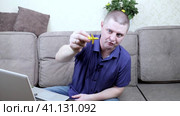 A man blogs in his living room talking about different ways to travel: by sea or by air. Стоковое видео, видеограф Сергей Сергеев / Фотобанк Лори