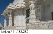 A fragment of the ancient white marble temple Birla Mandir (Lakshmi Narayana) against the blue sky. Carved columns and decorative ornaments are visible. India. Jaipur (2022 год). Стоковое фото, фотограф Вера Ивановна Кубарева / Фотобанк Лори