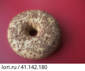 A doughnut or donut. A type of leavened fried dough. Sweet snack that can be homemade or purchased in bakeries, supermarkets, food stalls. Delicious pie with light icing. Стоковое фото, фотограф Юлия Петровская / Фотобанк Лори