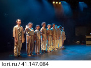 Участники коллектива «Упсала-Цирк» после выступления. Санкт-Петербург (2023 год). Редакционное фото, фотограф Румянцева Наталия / Фотобанк Лори