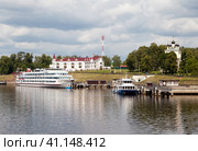 Берег Волги с видом на теплоход "Георгий Жуков", отель "AZIMUT" и церковь Флора и Лавра. Углич. Ярославская область (2023 год). Редакционное фото, фотограф Сергей Афанасьев / Фотобанк Лори