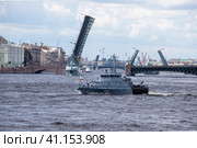 Санкт-Петербург. Военный корабль на параде в день Противодиверсионный катер П-449 "Юнармеец Дагестана" проекта 21980 Каспийской флотилии ВМФ России. Бортовой номер 602 (2023 год). Редакционное фото, фотограф Литвяк Игорь / Фотобанк Лори