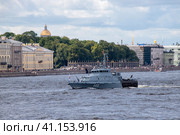 Санкт-Петербург. Военный корабль на параде в день Противодиверсионный катер П-449 "Юнармеец Дагестана" проекта 21980 Каспийской флотилии ВМФ России. Бортовой номер 602 (2023 год). Редакционное фото, фотограф Литвяк Игорь / Фотобанк Лори