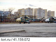 Helicopters at the air show in Krasnodar. The audience is looking at military equipment. Стоковое фото, фотограф Леонид Еремейчук / Фотобанк Лори