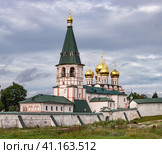 Валдайский Иверский Святоозерский Богородицкий мужской монастырь. Настоятельский корпус с колокольней за монастырской стеной. 2023. Стоковое фото, фотограф Юрий Кирсанов / Фотобанк Лори
