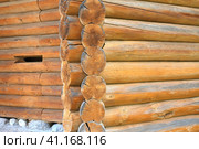 Деревянный сруб, бревна, фрагмент дома из бревен, текстура, фон. Стоковое фото, фотограф Юрий Золотаревский / Фотобанк Лори