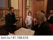 Фуршет на открытии выставки "Новороссия" в ГИМ Москвы (2023 год). Редакционное фото, фотограф Дмитрий Неумоин / Фотобанк Лори
