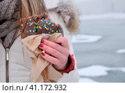 Рождественский крендель  в руках у женщины. Стоковое фото, фотограф Терехова Марина / Фотобанк Лори