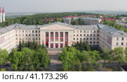 Республика Башкортостан, город Уфа летом: главный корпус Уфимского государственного нефтяного технического университета (УГНТУ). Вид с воздуха. Republic of Bashkortostan, Ufa city in summer: the main building of the Ufa State Petroleum Technical University (USNTU). Aerial view. (2023 год). Стоковое видео, видеограф Евгений Романов / Фотобанк Лори