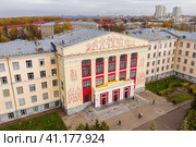 Республика Башкортостан, город Уфа осенью: главный корпус Уфимского государственного нефтяного технического университета (УГНТУ). Вид с воздуха. Republic of Bashkortostan, Ufa city in autumn: the main building of the Ufa State Petroleum Technical University (USNTU). Aerial view. Стоковое фото, фотограф Евгений Романов / Фотобанк Лори