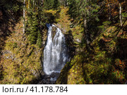 Червонный водопад в парке водопадов Менделиха (2022 год). Редакционное фото, фотограф Aliz_red_s / Фотобанк Лори