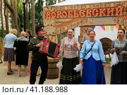 Русские народные артисты исполняют песни и частушки. Гармонист, гармонь. Фольклорный фестиваль в городе Воронеж. (2023 год). Редакционное фото, фотограф Надежда Глазкина / Фотобанк Лори