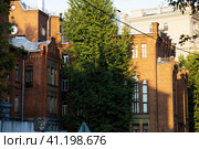 Old brick building of Scientific Center of Neurology, Brain Research Department in Pereulok Obukha, 5 stroenie 1. Редакционное фото, фотограф Константин Григорьев / Фотобанк Лори