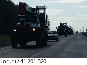 Военный автомобиль с краном на трассе М3 (2023 год). Редакционное фото, фотограф Дмитрий Неумоин / Фотобанк Лори