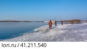 Рыбаки на льду зимнего Енисея г. Красноярск (2018 год). Стоковое фото, фотограф Анатолий Володин / Фотобанк Лори